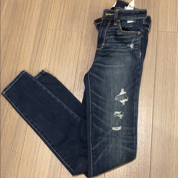 💥A&F SKINNY DESTROYED JEANS💥 - Picture 1 of 4